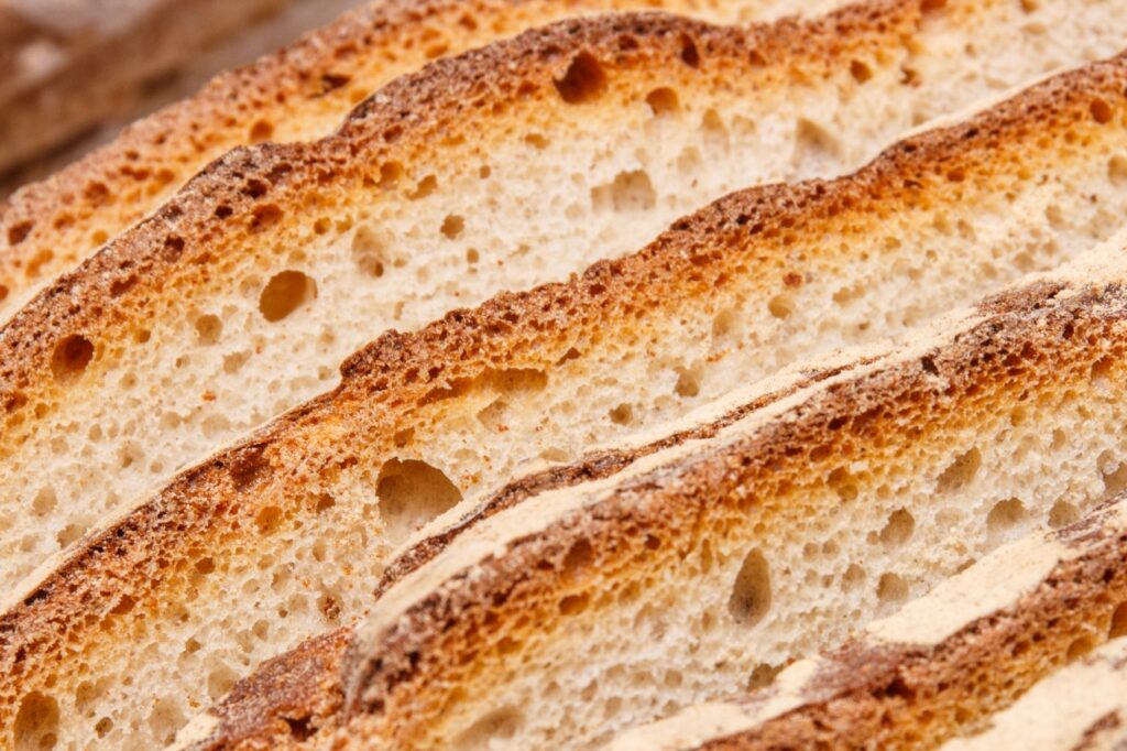 O pão multigrãos é um tipo de comida que parece saudável mas pode não ser
