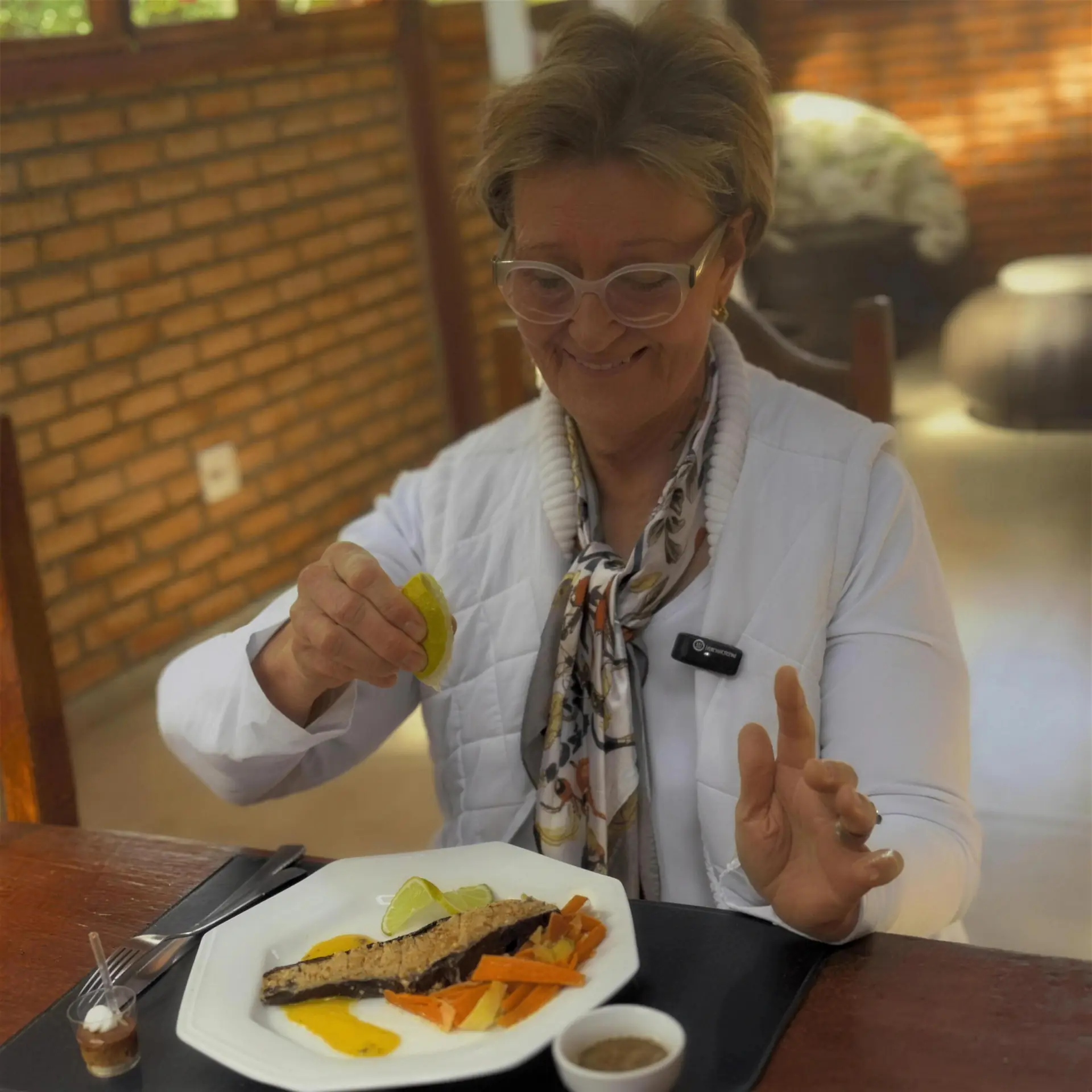 Haydée Pozzi, nutricionista e fundadora do Água Santa, tempera um prato de peixe grelhado com legumes no refeitório do spa