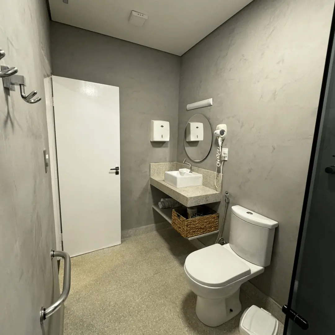 Banheiro espaçoso e reformado de um dos apartamentos do Água Santa, com secador de cabelo