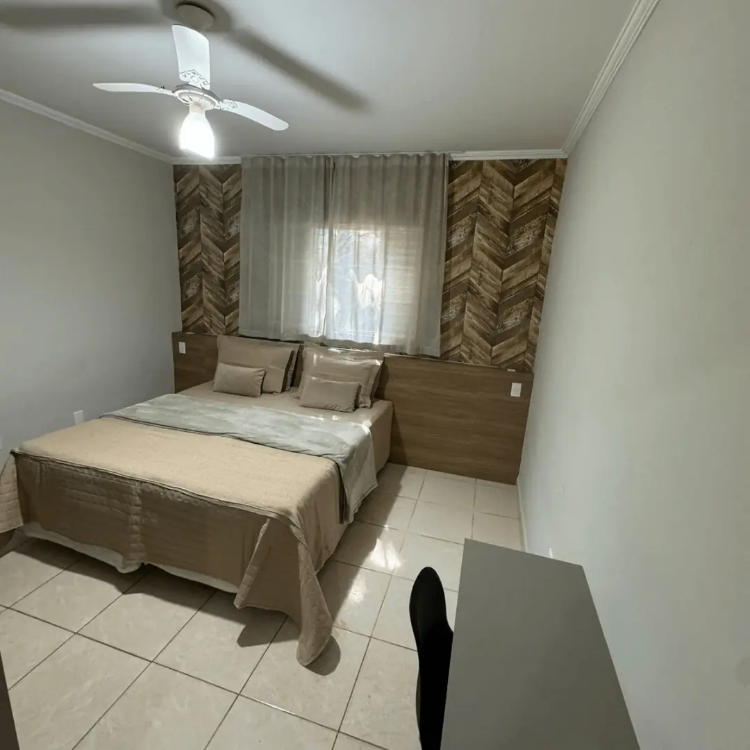 Apto Standard casal, ambiente acolhedor com cama de casal